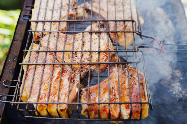 烤肉架上在明火上烤的肉排图片下载
