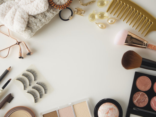 用彩妆产品在白色背景上平铺构图图片下载