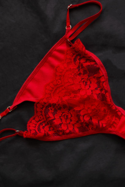 特写的红色，花边女性内衣在黑色的背景图片下载