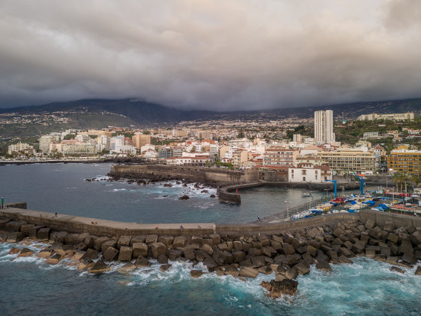 令人惊叹的航拍照片捕捉了令人惊叹的海滨城市德拉克鲁兹港图片下载