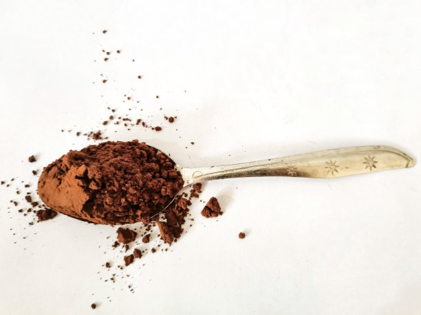 咖啡渣放在勺子上图片下载