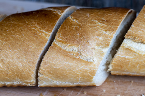 一块块软法棍放在砧板上图片下载