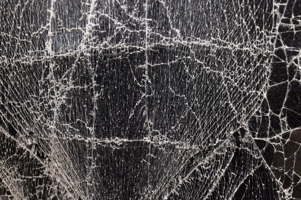 脏玻璃碎成许多碎片和零件图片下载