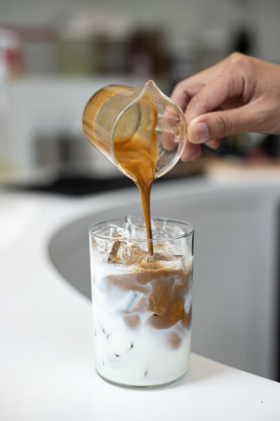 早上用咖啡机煮黑咖啡图片下载