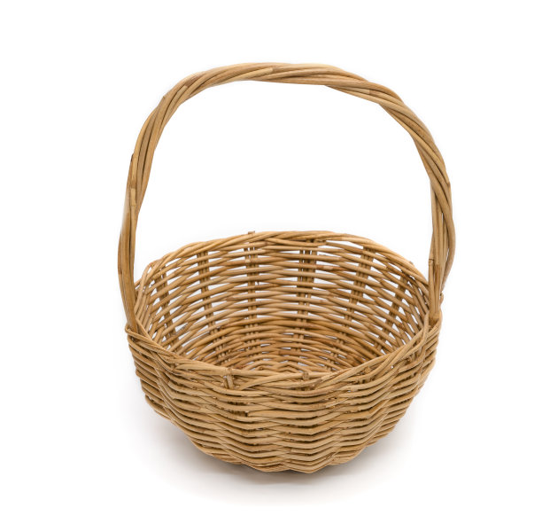 柳条篮子孤立在一个白色的背景图片下载