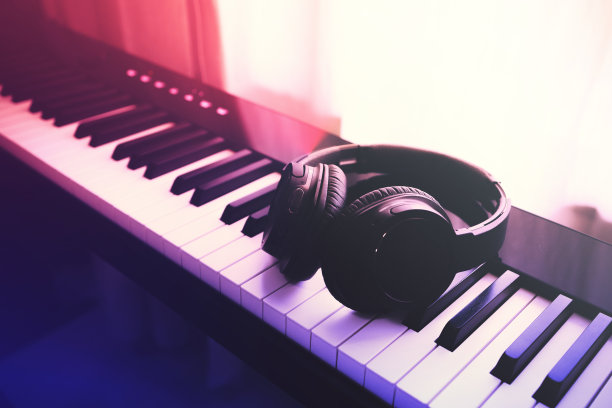 电子钢琴键盘上的音乐耳机图片下载