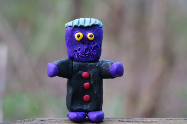 用橡皮泥做的玩具弗兰肯斯坦。万圣节的数字。图片下载