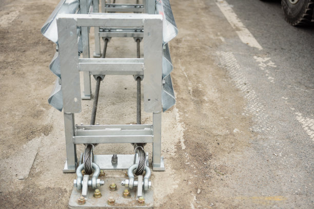 在高速公路上安装中间防撞护栏。高速公路护栏式金属道路围栏。道路护栏。有红白条纹标志的安全屏障。保护车辆不发生事故。图片下载