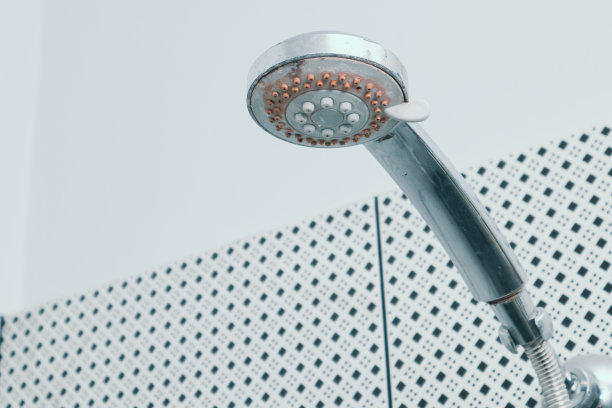 带柠檬皮的银色莲蓬头。淋浴被水垢损坏。图片下载