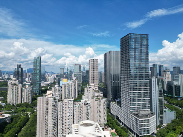 蓝天白云下的中国城市——深圳。图片下载