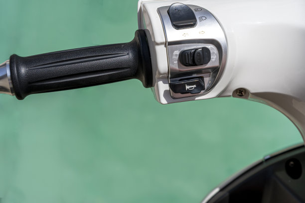 刹车手柄，石膏，和仪表控制键在车把上图片下载