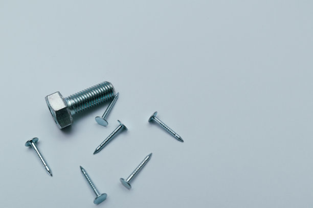 白色背景上的一组螺栓、螺丝、钉子。建筑的抽象。工业背景。螺丝和螺栓宏照片，螺丝背景，钢螺丝，螺栓宏。图片下载