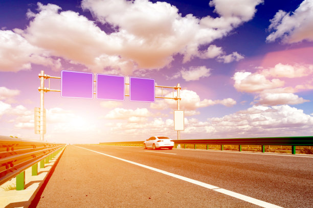 在中国西部的草原公路上，车辆通过没有文字的路标图片下载