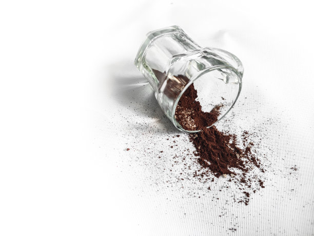 咖啡渣从玻璃杯里洒出来图片下载