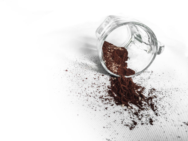 咖啡渣从玻璃杯里洒出来图片下载