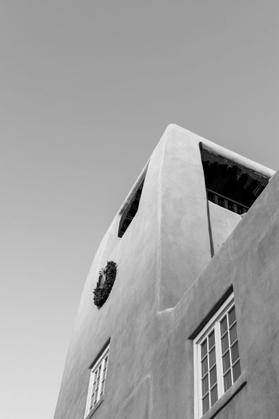 顶部有两扇窗户的建筑物，看起来像一个角落图片下载