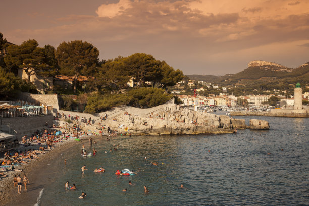 在卡西斯卡兰卡国家公园(Bouches-du-Rhône, Provence-Alpes-Côte d’azur)游泳，法国，欧洲图片下载