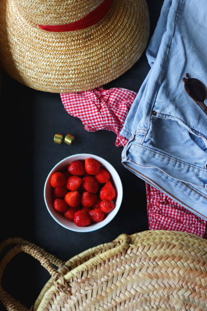 野餐装和草莓图片下载