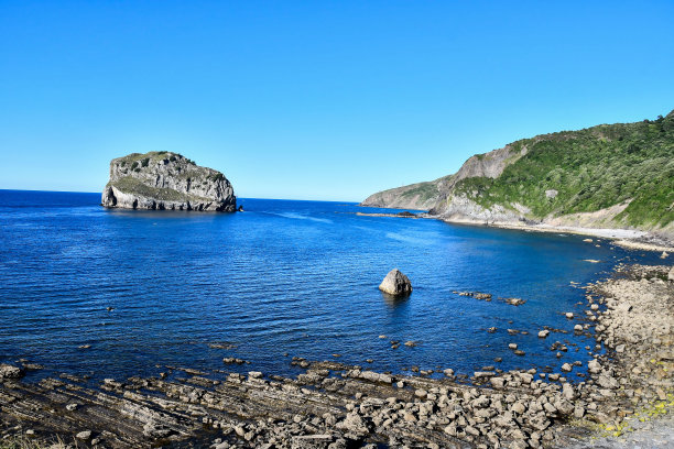大海和岩石，照片作为背景，圣胡安德Gaztelugatxe巴斯克国家西班牙图片下载