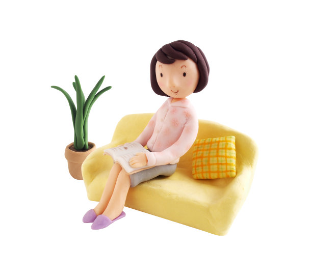 坐在沙发上看杂志的女人(泥塑)图片下载