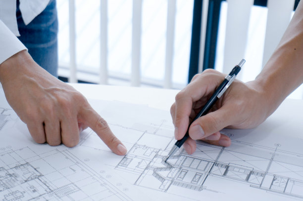 同事室内设计师企业成就规划设计蓝图团队合作理念与指南针。图片下载