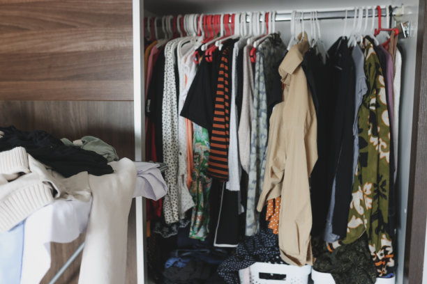 混乱的衣橱图片下载