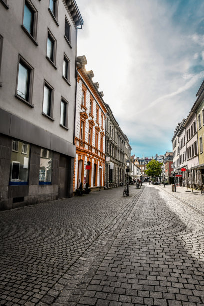 穿过康斯坦茨老城的鹅卵石街道，德国图片下载