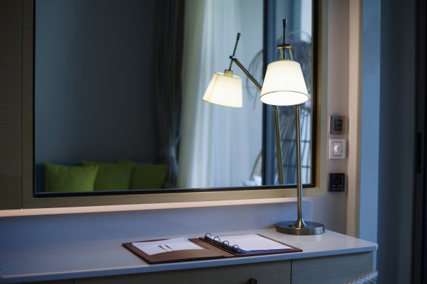 房间里的桌子上有一盏灯。图片下载
