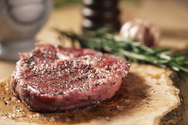 新鲜的生肋眼牛排香料在木板上厨房的桌子上图片下载