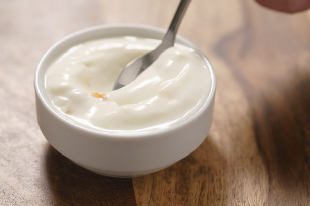 吃白碗里的桃子酸奶图片下载