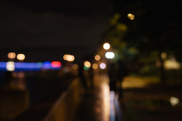 夜晚城市河边人行道的散景模糊图片下载