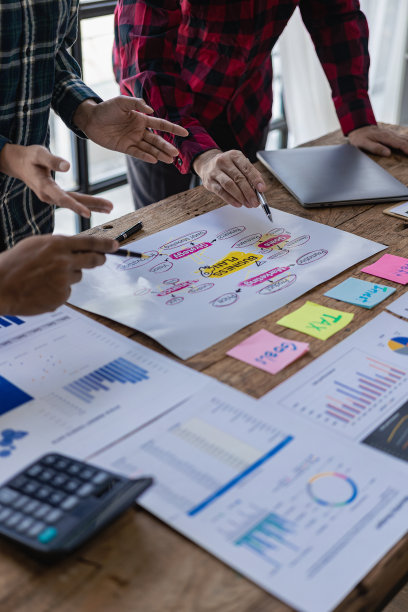 会议，交流关于创业的想法，与同事，年轻的企业家，年轻人，要有创意，头脑风暴来分析市场研究结果或销售统计数据。垂直的图像图片下载