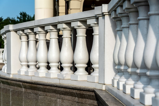 建筑立面背景上的白色栏杆。拍照的好地方。后台。图片下载