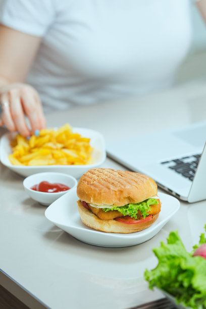 远程工作，自由职业者在家工作，吃垃圾食品。图片下载