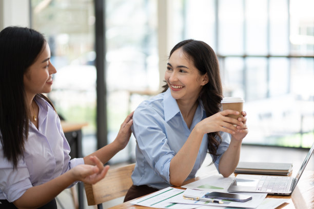 在办公室里与女同事共事的女商人图片下载