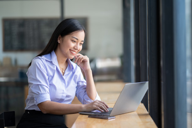 亚洲女性在办公室用笔记本电脑工作。企业财务理念。图片下载