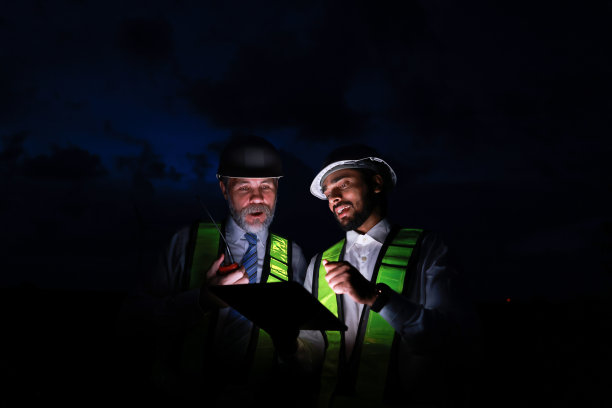 深夜在工地线上努力工作。图片下载