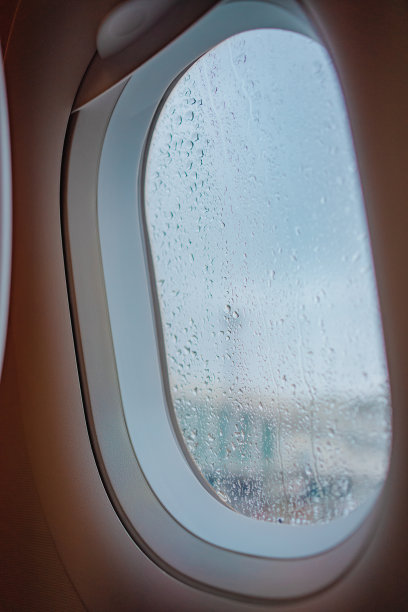 雨天窗外的飞机景色图片下载