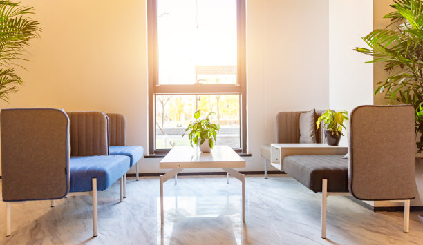 现代公司接待处的等候区，宽敞明亮，配有舒适的沙发图片下载