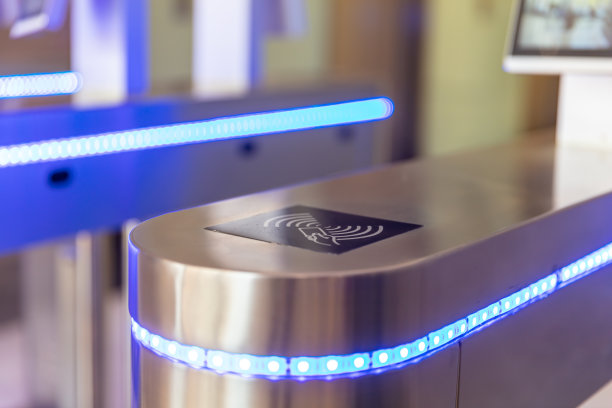 现代楼宇的非接触式门禁系统，刷卡、扫码或人脸识别进入图片下载