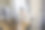 一名年轻的亚洲男子在家里的餐厅里愉快地拿着杯子在笔记本电脑上工作图片下载