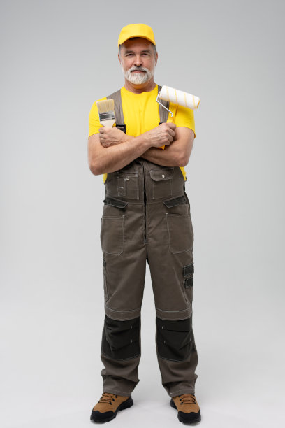 一个成熟友好的画家的全貌。孤立在白色上。图片下载