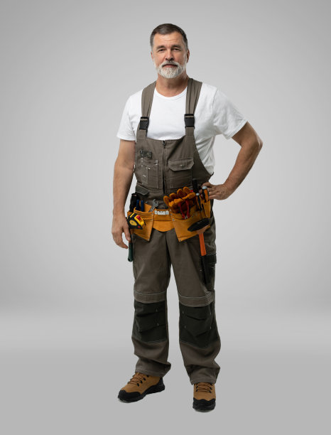 完整的成熟快乐杂工隔离在白色背景。图片下载