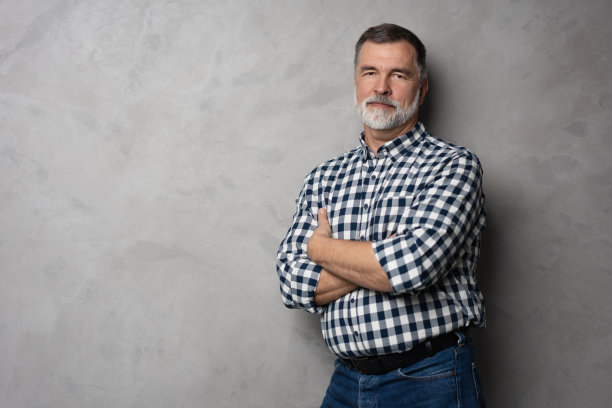 快乐随意的成熟男人微笑的肖像，白发老人，孤立在灰色的背景图片下载