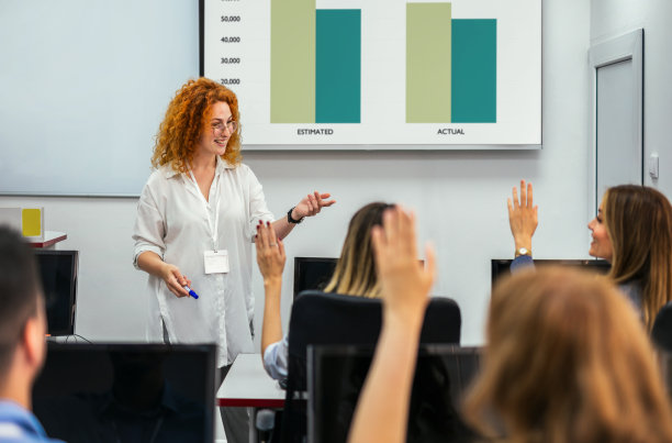 编程学校的教育工作者和学生图片下载