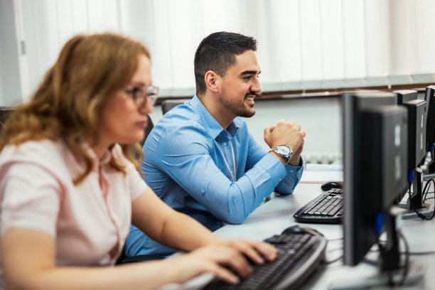 商务人士，一群在现代办公室工作的程序员图片下载