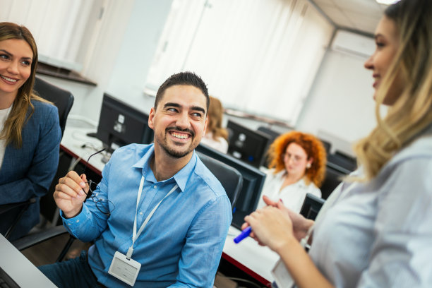 编程学校的教育工作者和学生图片下载