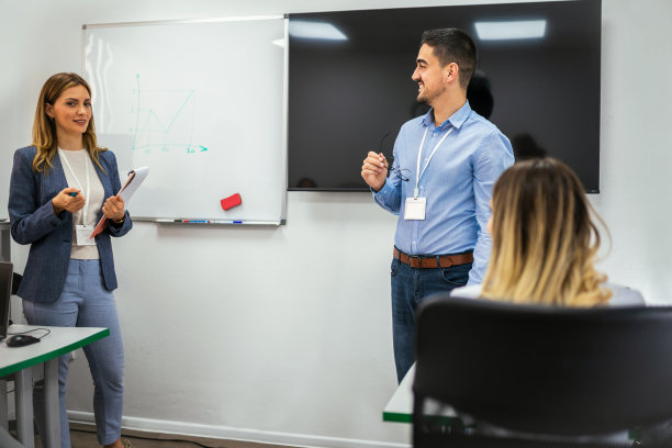 编程学校的教育工作者和学生图片下载