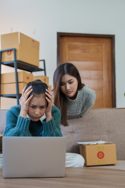 一名独立的亚洲女性开始做小生意，她担心自己的生意没有达到目标。中小企业的概念图片下载