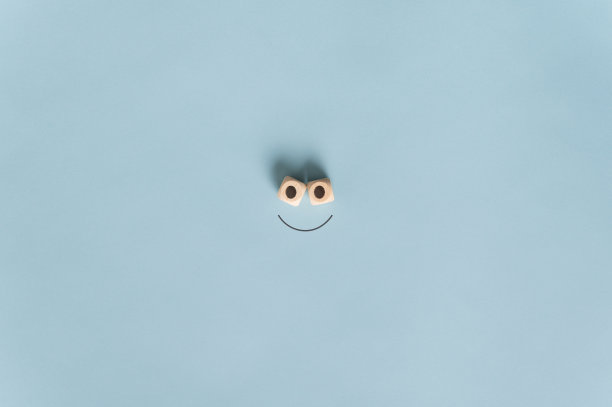 由两个木制立方体和手绘微笑组成的笑脸图片下载